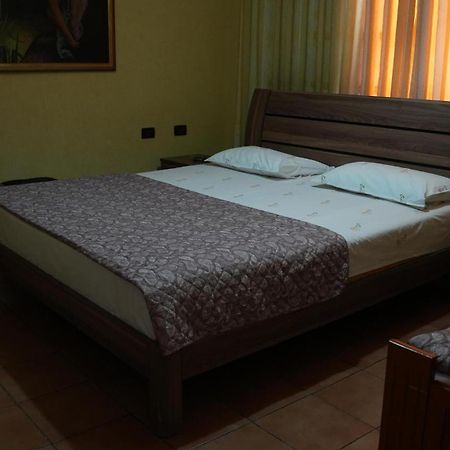 Alen Bar Hotel Tirana Kültér fotó